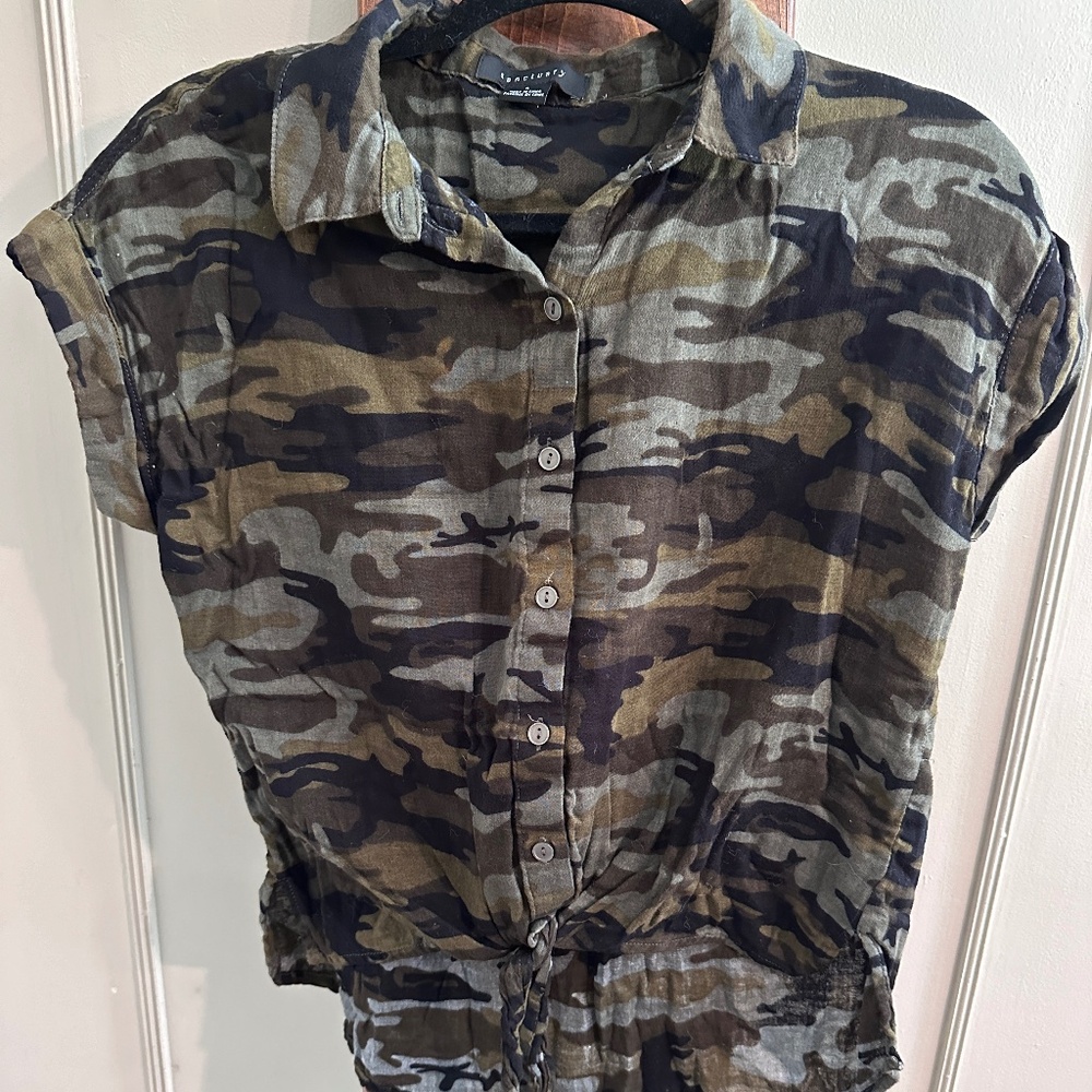 SANCTUARY (Nordstrom) Camo Shirt Tie Front Hi/Low Hem Women's Size Small